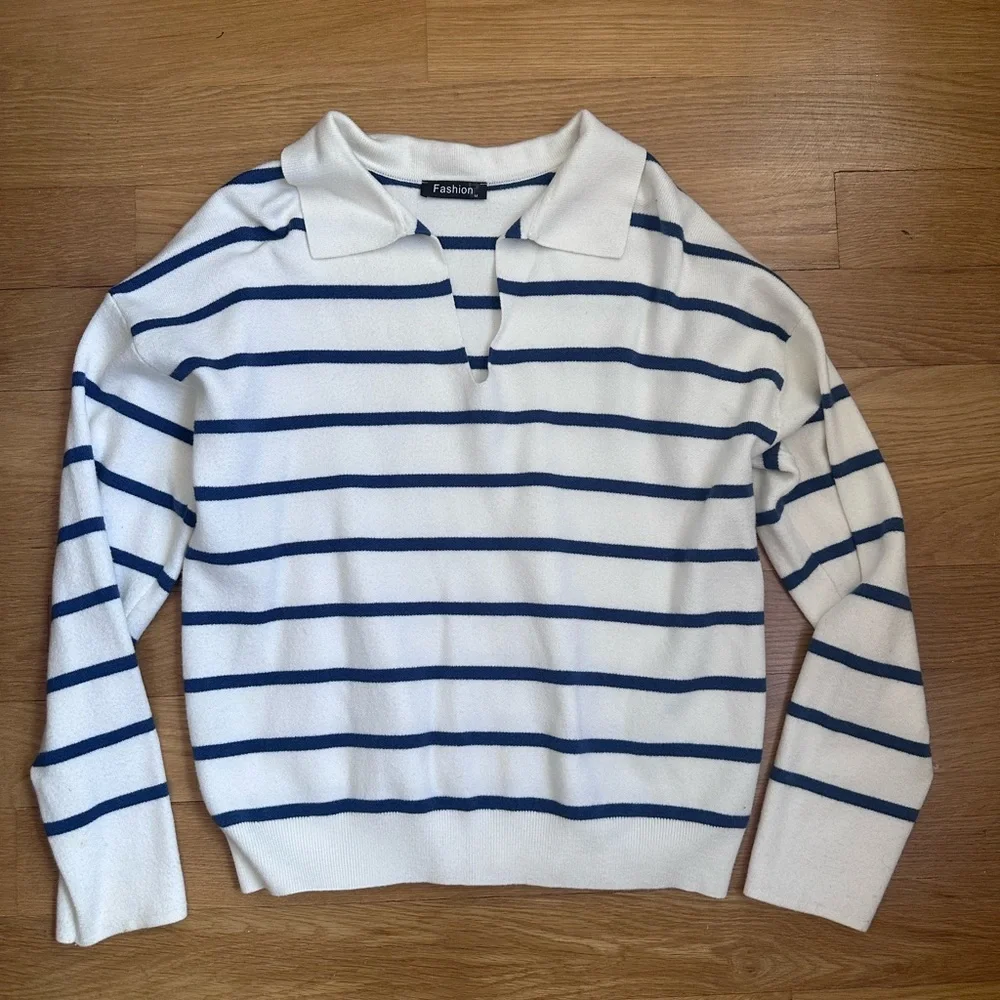 Striped Collared V-Neck Sweater Top - White & Navy - Size Medium